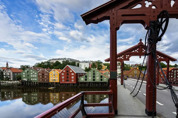Ponte Cidade Velha Cercada Por Edifícios Coloridos Trondheim Noruega — Fotografia de Stock