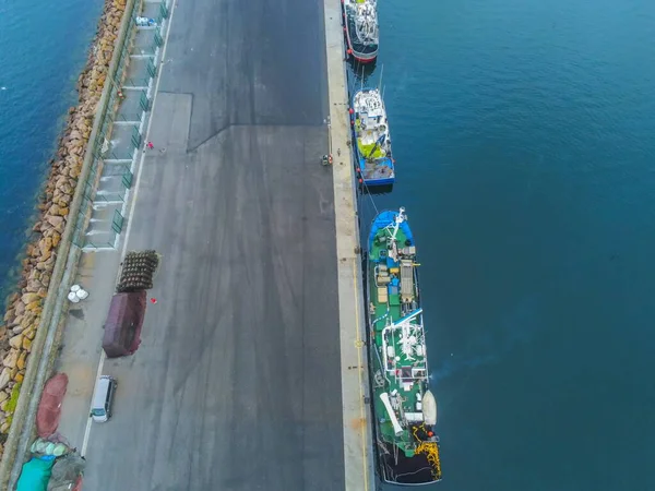 Una Toma Aérea Barcos Agua Cerca Una Carretera Galicia España — Foto de Stock