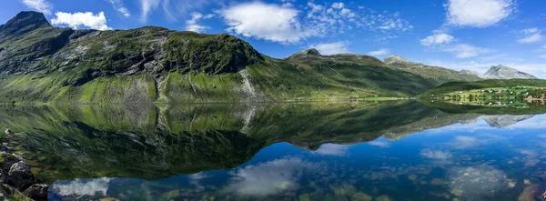 Panorama Del Lago Eidsvatnet Rodeado Colinas Con Vegetación Que Reflexiona —  Fotos de Stock