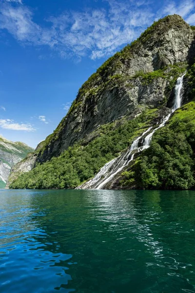 桑莫尔 更多的奥格罗姆斯达尔 Geiranger Fjord上方的一个星期五瀑布的垂直镜头 — 图库照片