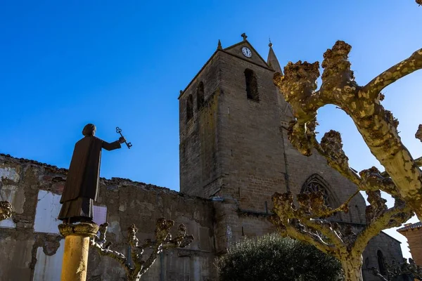 Een Lage Hoek Van San Pedro Kerk Olite Navarra Spanje — Stockfoto