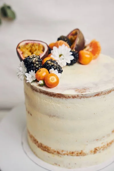 Ein Kuchen Mit Beeren Und Passionsfrüchten Hinter Weißem Hintergrund — Stockfoto