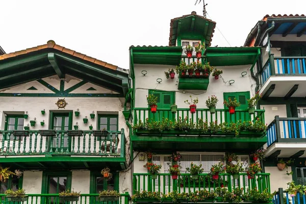 Groene Balkons Van Traditionele Vissershuisjes Hondarribia Baskenland Gipuzkoa Spanje — Stockfoto