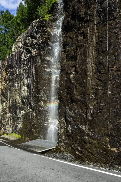 Uma Imagem Vertical Uma Pequena Cachoeira Cercada Por Rochas Sob — Fotografia de Stock