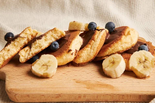 Läckra Pannkakor Med Chokladsås Bär Och Banan Träplatta Bakom Vit — Stockfoto