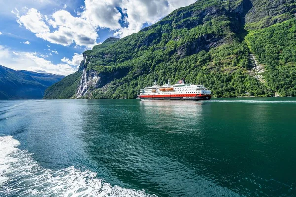 Geiranger Νορβηγία Αύγουστος 2018 Hurtigruten Κρουαζιερόπλοιο Ιστιοπλοΐα Στο Geirangerfjord Ένας — Φωτογραφία Αρχείου
