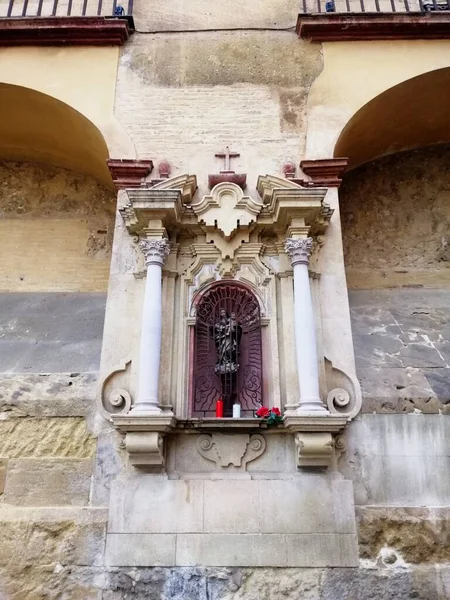 Edificio Bianco Decorato Con Archi Simboli Religiosi Cordova Spagna — Foto Stock