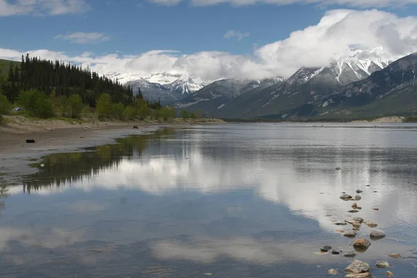 Sebuah Badan Air Dikelilingi Oleh Awan Banff Dan Jasper National — Stok Foto