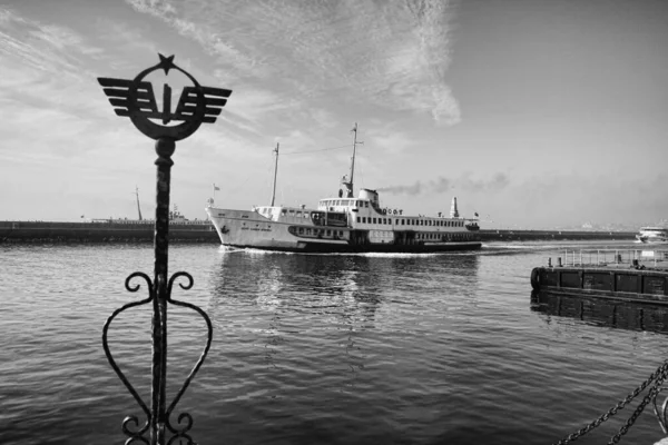 Γκρι Κλίμακα Κοντινό Πλάνο Λευκού Πλοίου Κοντά Στο Λιμάνι Της — Φωτογραφία Αρχείου