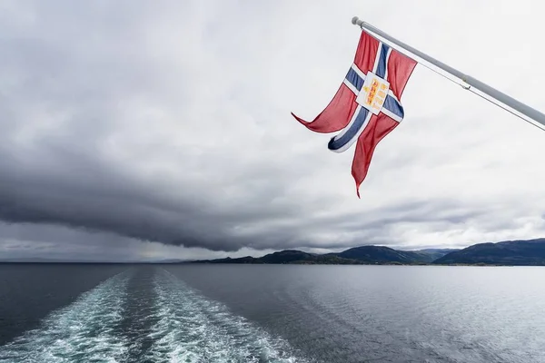 Norveç Bayrağı Norveç Bulutlu Bir Gökyüzünün Altında Tepeler Denizlerle Çevrili — Stok fotoğraf