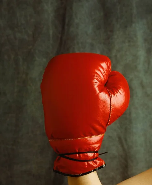 Primo Piano Una Persona Che Indossa Guanto Boxe Rosso — Foto Stock