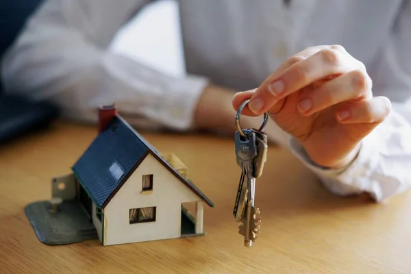 Close Uma Pessoa Pensando Comprar Vender Uma Casa — Fotografia de Stock