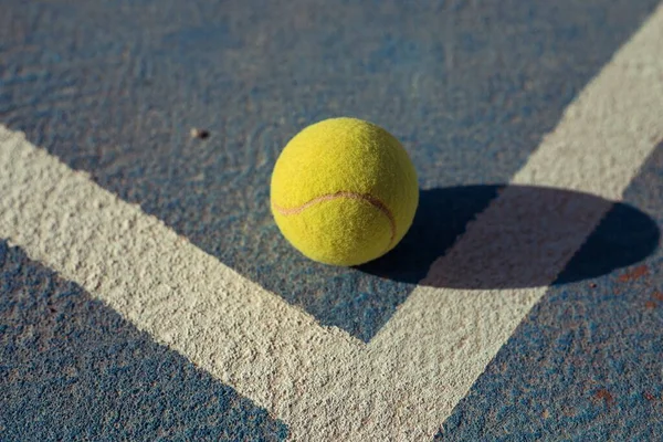 Primer Plano Una Pelota Tenis Amarilla Una Cancha Tenis —  Fotos de Stock