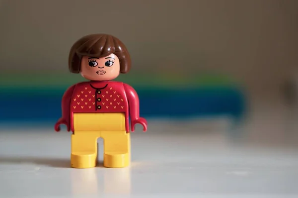 Poznan Polonia Marzo 2020 Figura Femenina Lego Duplo Plástico Fondo —  Fotos de Stock