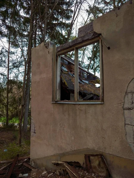 Eine Vertikale Aufnahme Eines Zerstörten Gebäudes Wald — Stockfoto