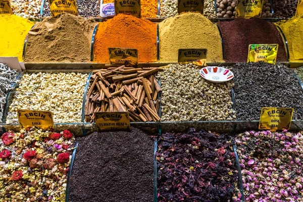 Close Especiarias Recipientes Sob Luzes Istambul Spice Bazaar Turquia — Fotografia de Stock