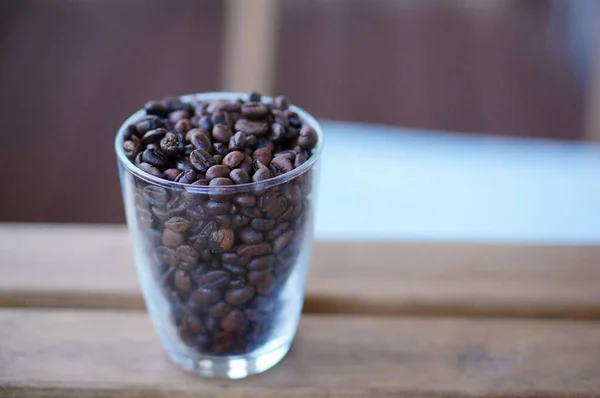 Крупный План Чашки Кофейными Зёрнами — стоковое фото