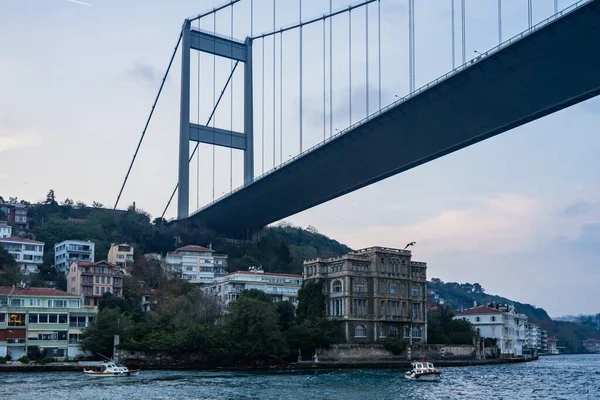 トルコのイスタンブールにある建物や海に囲まれたファティ スルタン メフメット橋 — ストック写真