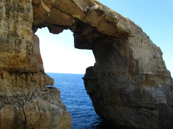 マルタ島に海の浸食窓のある天然の岩のアーチ — ストック写真