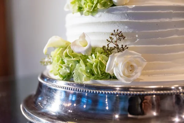 花で飾られた美しい白いウェディングケーキのクローズアップショット — ストック写真