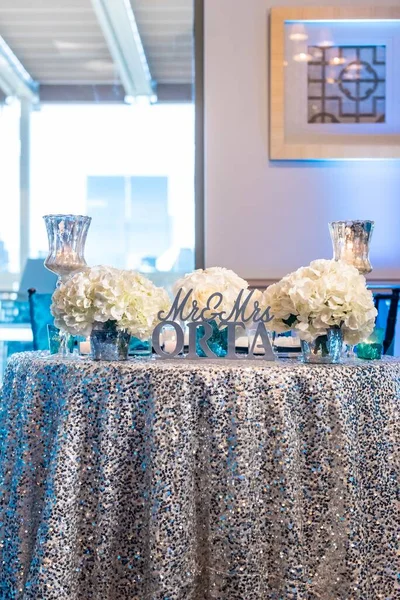 美しい結婚式のテーブルのセットアップの垂直ショット氏と夫人のサイン — ストック写真