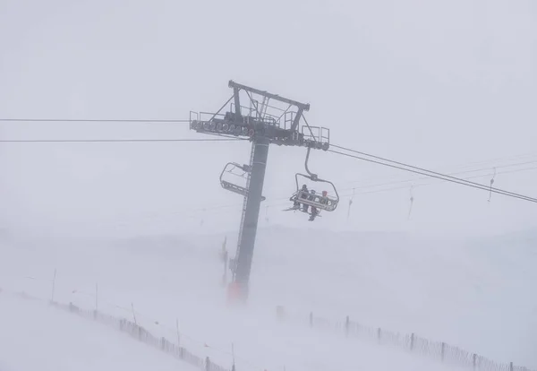 Een Groep Mensen Een Bewegende Kabelbaan Tijdens Winter — Stockfoto