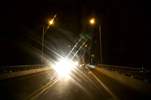 Una Hermosa Toma Luces Coche Carretera Con Cielo Nocturno Fondo —  Fotos de Stock