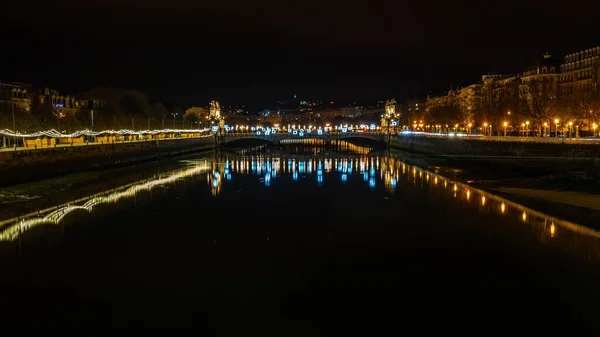 Rio Com Uma Ponte Com Luz Rua Refletida Nele Noite — Fotografia de Stock