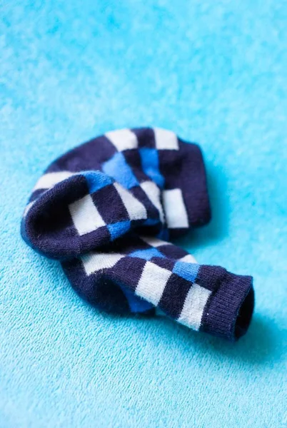 Gros Plan Des Chaussettes Carreaux Bleues Bébé Sur Tissu Bleu — Photo