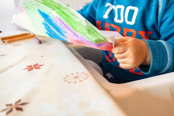 Een Kindertekening Het Papier Met Kleurrijke Potloden — Stockfoto