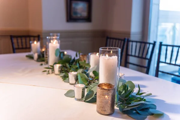 花やキャンドルで飾られた美しいエレガントな結婚式のテーブル — ストック写真