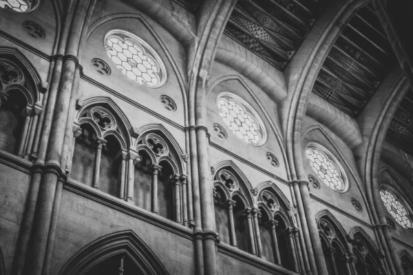 Uma Imagem Baixo Ângulo Escala Cinza Interior Uma Catedral Histórica — Fotografia de Stock