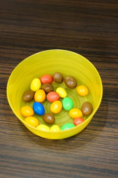 Une Vue Dessus Chocolat Enduit Bonbons Colorés Dans Bol Jaune — Photo