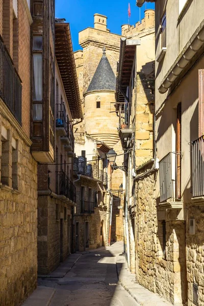 Vertikal Bild Smal Korridor Mellan Byggnaderna Olite Navarra Spanien — Stockfoto