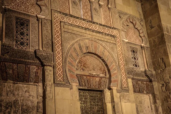 Niski Kąt Ujęcia Wielkiego Meczetu Kordoby Hiszpanii — Zdjęcie stockowe