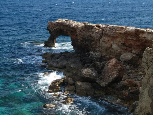 Plano Ángulo Alto Del Arco Rocoso Ras Hamrija Costa Lapsi — Foto de Stock