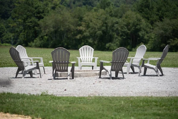 Beaucoup Chaises Noires Blanches Vides Disposées Cercle — Photo