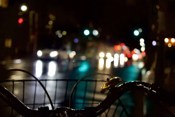 夜间道路上的车灯朦胧地照了一下 — 图库照片