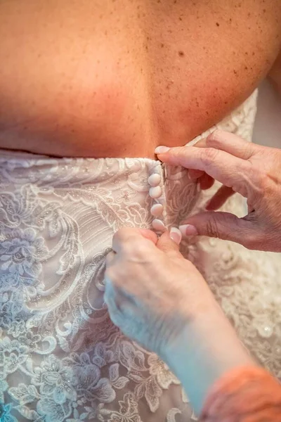 Person Helping Bride Wear Her Beautiful Wedding Dress — Stock Photo, Image