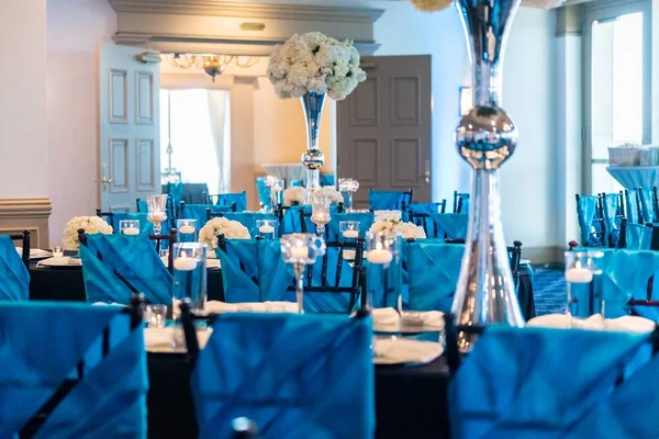 花の装飾が施されたエレガントなブルーを基調としたウェディングテーブルのセットアップ — ストック写真