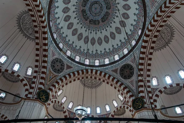 Uma Vista Baixo Ângulo Cúpula Colorida Mesquita Shezade Istambul Turquia — Fotografia de Stock