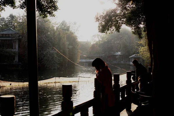 Kvinna Tittar Nerför Floden Kina — Stockfoto