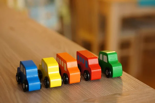 Close Uma Linha Carros Brinquedo Madeira Coloridos Ônibus Uma Mesa — Fotografia de Stock