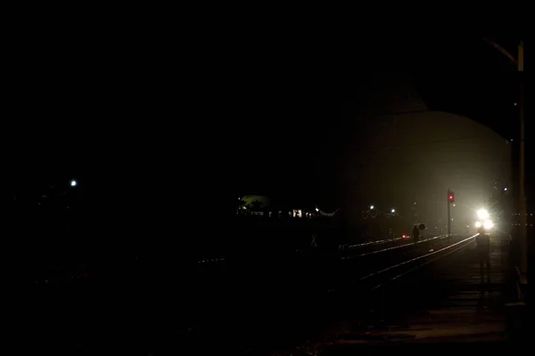 Uma Bela Foto Luzes Trem Uma Ferrovia Noite — Fotografia de Stock