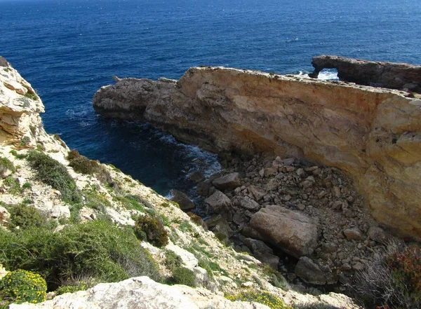 Высокоугольный Снимок Скальной Арки Ras Hamrija Побережье Лапси Мальтийские Острова — стоковое фото
