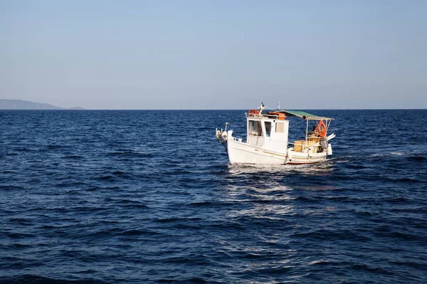 Небольшая Рыбацкая Лодка Море Острове Скиатос Греции — стоковое фото