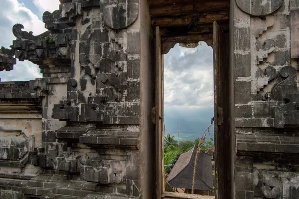 Puerta Del Templo Hecha Piedra Está Abierta Cielo Bali Indonesia —  Fotos de Stock