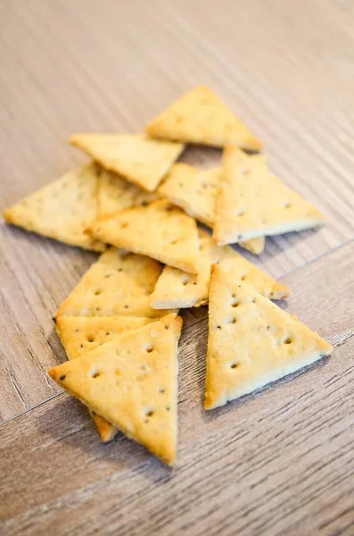 Eine Draufsicht Auf Dreieck Kekse Auf Einem Holztisch — Stockfoto