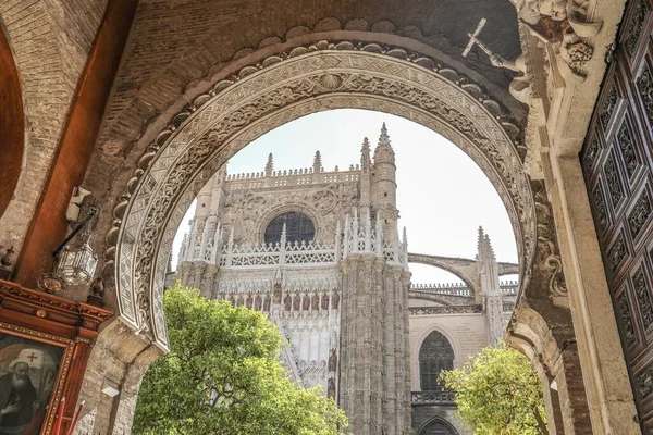 Låg Vinkel Skott Sevilla Katedralen Spanien Fångas Från Båge Nedanför — Stockfoto