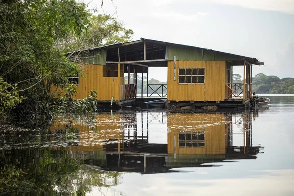 Eine Alte Verwitterte Gelbe Holzhütte See Umgeben Von Wunderschönem Grün — Stockfoto
